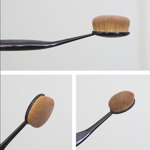 MAC Oval foundation/ contour Brush #6